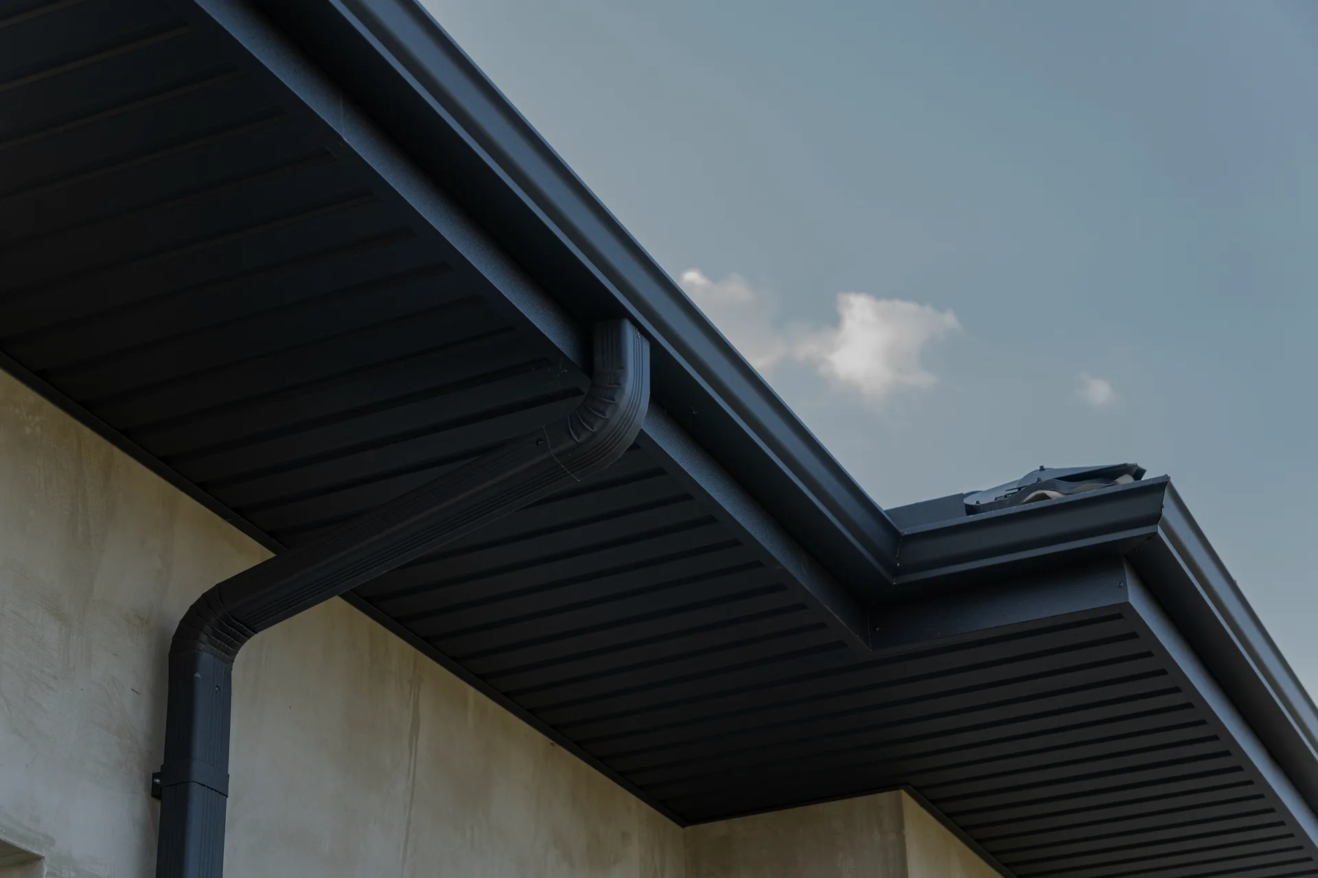 Seamless gutter installation